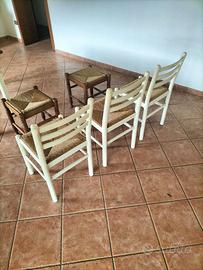 tre sedie e due sgabelli impagliati