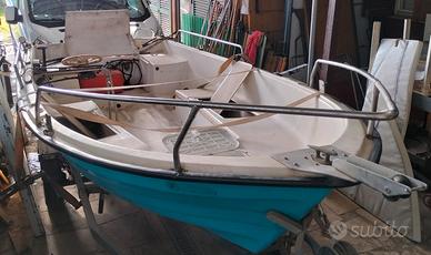 Barca a motore e carrello