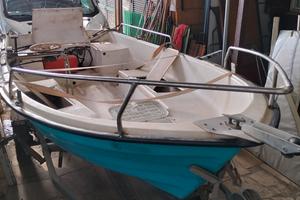 Barca a motore e carrello