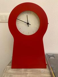 Orologio con Bacheca rosso