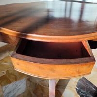 Tavolo stretto con cassetti