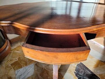 Tavolo stretto con cassetti