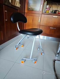 sedia sgabello poltrona inginocchiato 