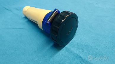 Presa industriale 230V BLU 2P+T 16A con ghiera