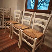 Sedie rustiche in paglia e legno bianco