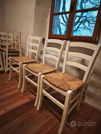 Sedie rustiche in paglia e legno bianco
