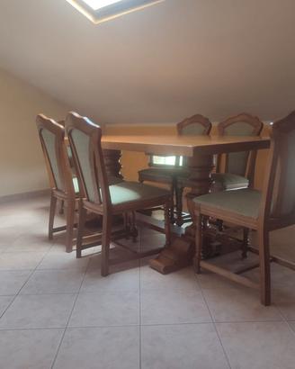 tavolo con sedie e poltrona e angoliera