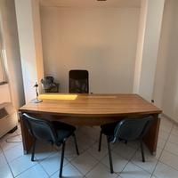 Scrivania ufficio in legno, ampia e professionale