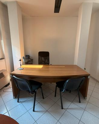 Scrivania ufficio in legno, ampia e professionale