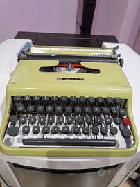 Macchina da scrivere Olivetti.