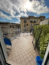 Bilocale arredato con terrazzo a livello