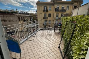 Bilocale arredato con terrazzo a livello