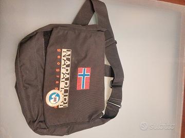 tracolla Napapijri originale nera con bandiera nor