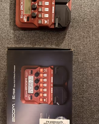 Zoom b1 four pedaliera e amp-simulator per basso