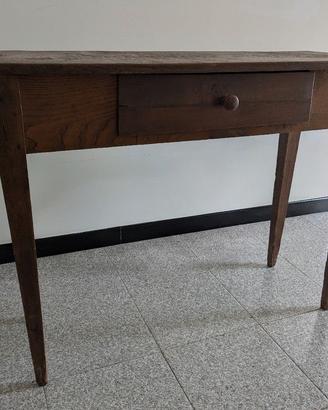Tavolo in legno con cassetto