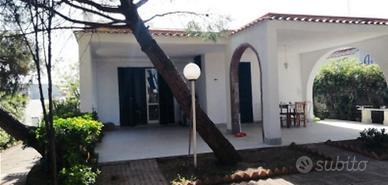 Villa immersa nel verde, a due passi dal mare