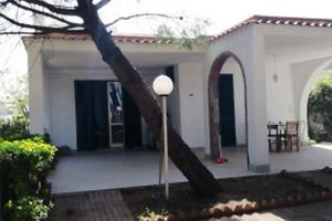 Villa immersa nel verde, a due passi dal mare