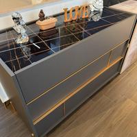 COMO E COMODINI GRIGIO SCURO E DETTAGLI ORO