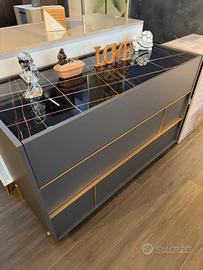 COMO E COMODINI GRIGIO SCURO E DETTAGLI ORO