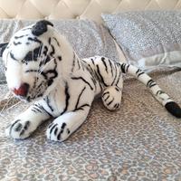 Tigre di peluche bianco