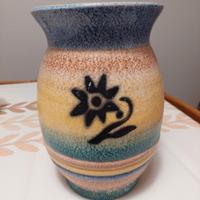 Vaso in ceramica con un motivo floreale stilizzato