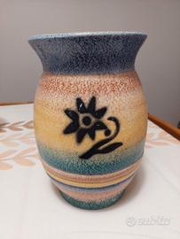 Vaso in ceramica con un motivo floreale stilizzato