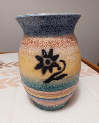 Vaso in ceramica con un motivo floreale stilizzato