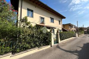 CASA SEMINDIPENDENTE A MASSA