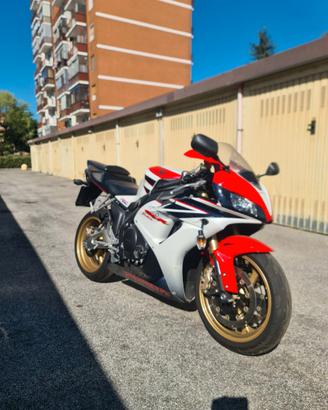 Moto con leggero graffio sul lato destro