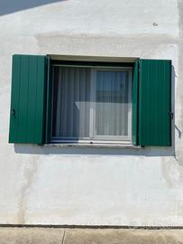 Serramento Mogano Okoumè con scuro e zanzariera.