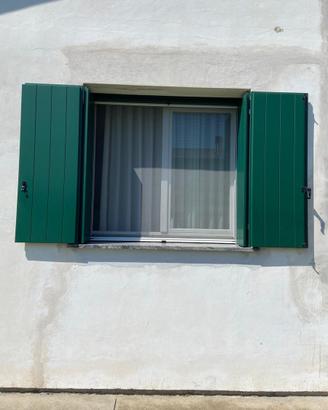 Serramento Mogano Okoumè con scuro e zanzariera.