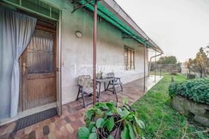 VILLA SINGOLA CON AMPIO GIARDINO