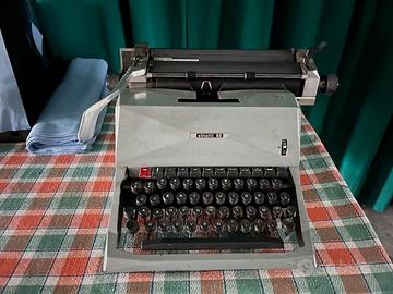 Macchina da scrivere Olivetti 82