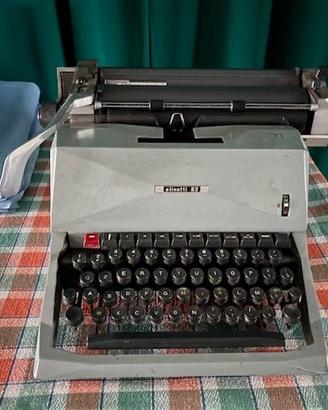 Macchina da scrivere Olivetti 82