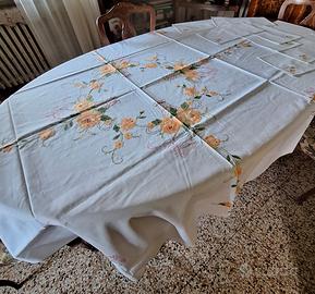 tovaglia in lino ricamata a mano con applicazioni 