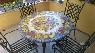 Tavolo in pietra lavica maiolicato a mano