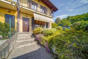 MORNAGO - VILLA A SCHIERA DI TESTA CON BOX E GIARD