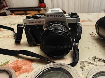 Macchina fotografica analogica Pentax + flash 