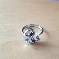 Anello da donna in oro bianco 750 con due zaffiri 