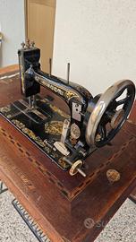 Macchina da cucire vintage Singer con mobile