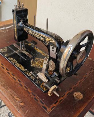 Macchina da cucire vintage Singer con mobile