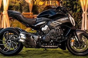 DUCATI DIAVEL V4 vers. CARBON