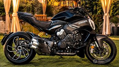 DUCATI DIAVEL V4 vers. CARBON