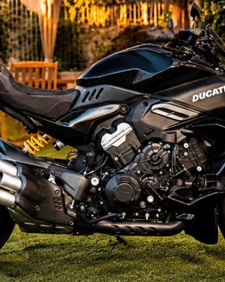 DUCATI DIAVEL V4 vers. CARBON