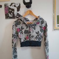 Felpa crop top grigia con stampa floreale rosa