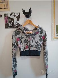 Felpa crop top grigia con stampa floreale rosa