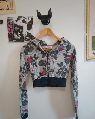 Felpa crop top grigia con stampa floreale rosa