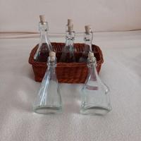 6 piccole bottiglie in vetro con cestino in vimini