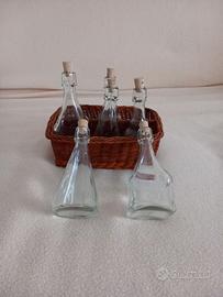 6 piccole bottiglie in vetro con cestino in vimini