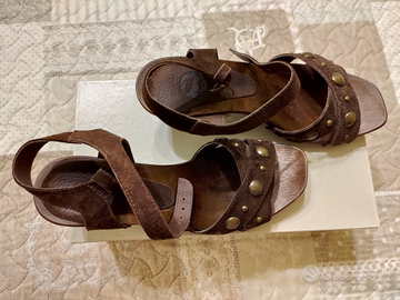 Zoccoli scamosciati marrone borchiati